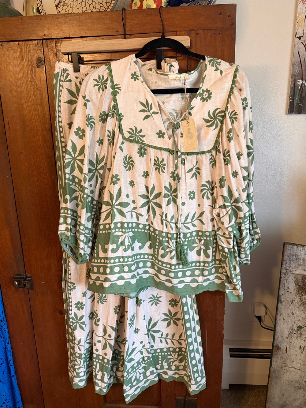 easel Cream and Green Floral Two-Piece Pantsuit